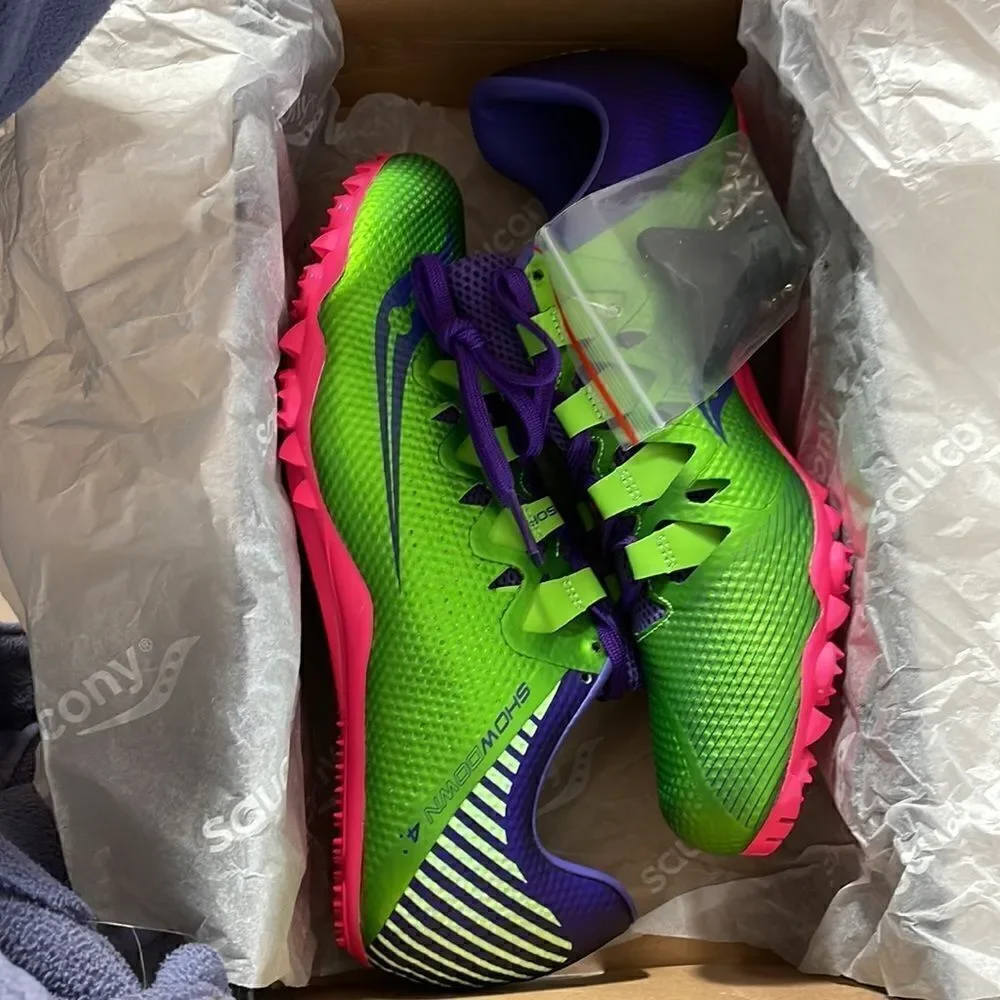 SAUCONY SHOWDOWN 4 RACING SHOES.  COLORS ARE GREEN/PURPLE PINK.  NEW IN …